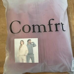 Comfrt New Airplane Travel Hoodie BERRY Size Small